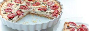 Tarta z krewetkami, pomidorkami cherry i bazylią