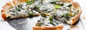 Tarta z młodą cebulą i makiem