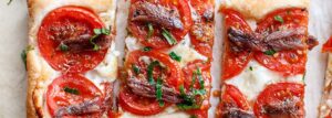 Tarta z serem kozim, pomidorami i sardelami (anchois)