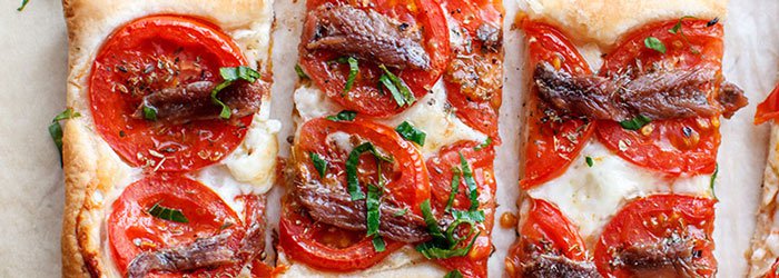 Tarta z serem kozim, pomidorami i sardelami (anchois)