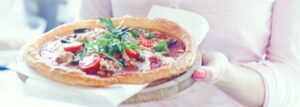 Tarta z tuńczykiem, pomidorkami i oliwkami