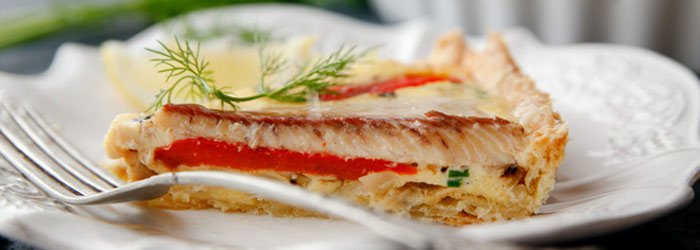 Tarta z wędzonym pstrągiem, grillowaną papryką i koprem włoskim