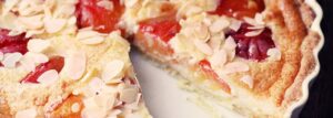 Tarta ze śliwkami, kremem mascarpone i migdałami