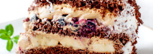 Tort Banoffee z kremem kajmakowym, bananami i czarną porzeczką