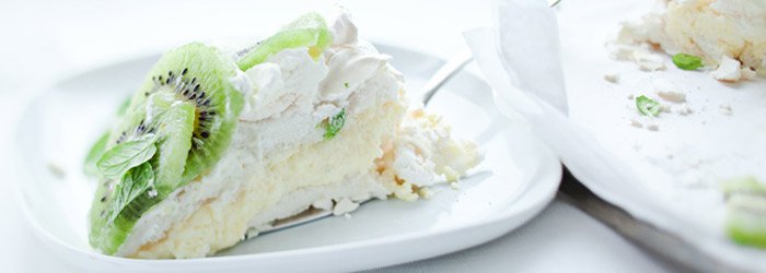 Tort bezowy z kiwi i kremem budyniowym
