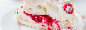 Tort bezowy z malinami