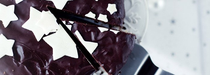 Tort Korzenny z masą budyniową na marcepanowym spodzie