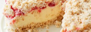 Tort lodowy z malinami i kokosową kruszonką