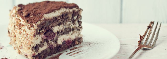 Tort makowy z wiśniami i kremem kawowym