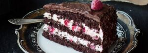 Tort migdałowo-czekoladowy z malinami
