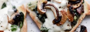 Tosty z grzybami, szpinakiem i mozzarellą