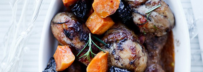 Udka kurczaka pieczone z suszonymi śliwkami i batatami