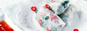 Wegańskie spring rolls z awokado, warzywami, rukolą i makaronem