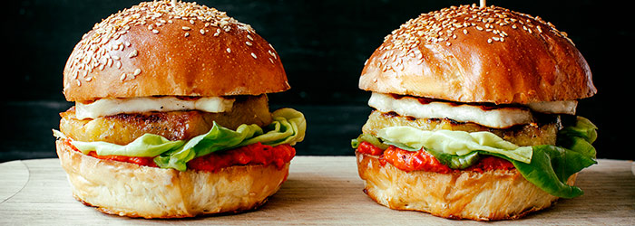 Wegetariańskie burgery z grillowanym serem halloumi
