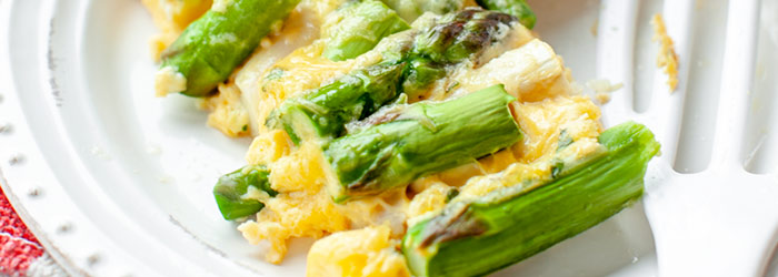 Baked omelet with asparagus