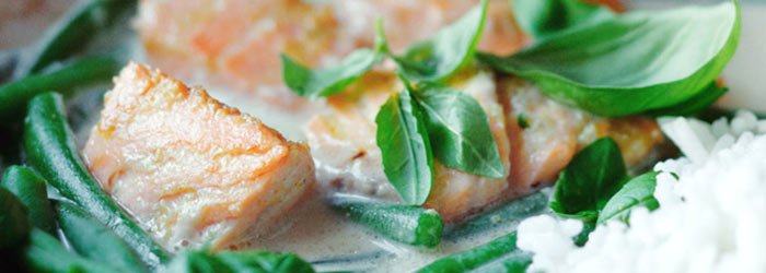 Zielone curry z fasolką szparagową i łososiem