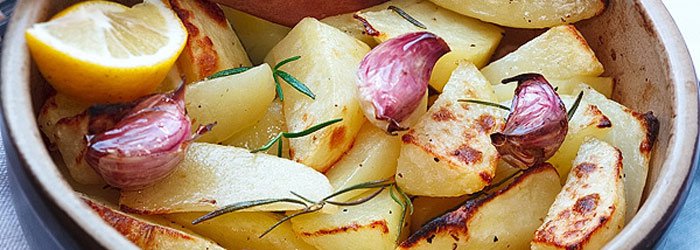 Ziemniaki pieczone z czosnkiem, rozmarynem i cytryną