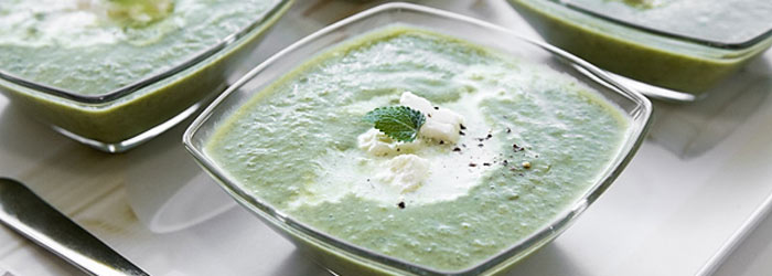 Broccoli soup with ricotta