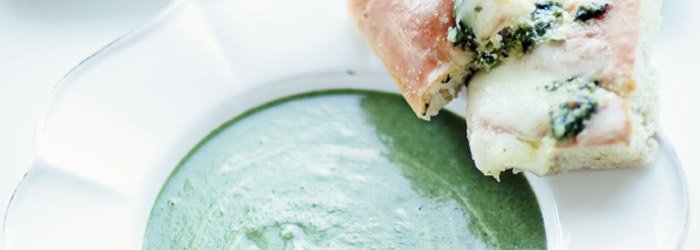 Broccoli soup with spinach and mascarpone