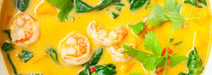 Curry soup with pumpkin, spinach and shrimp