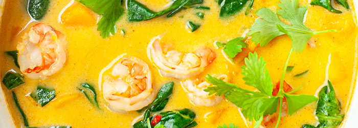 Curry soup with pumpkin, spinach and shrimp