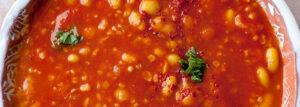 Tomato soup with bulgur groats and beans