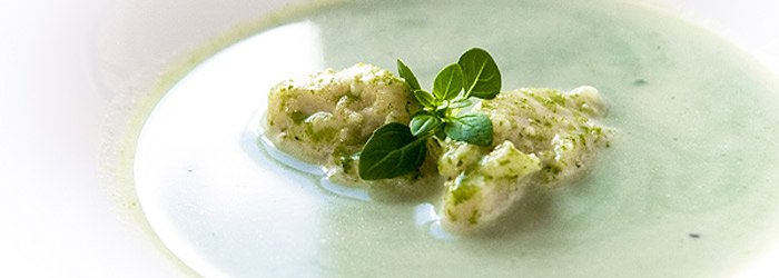 Spinach soup with dropped dumplings